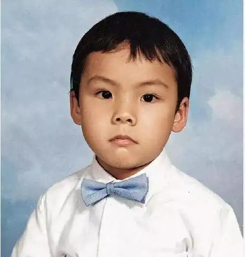 明星小时候是啥样?蔡徐坤秀气,陈伟霆呆萌,杨紫是吃可爱长大的