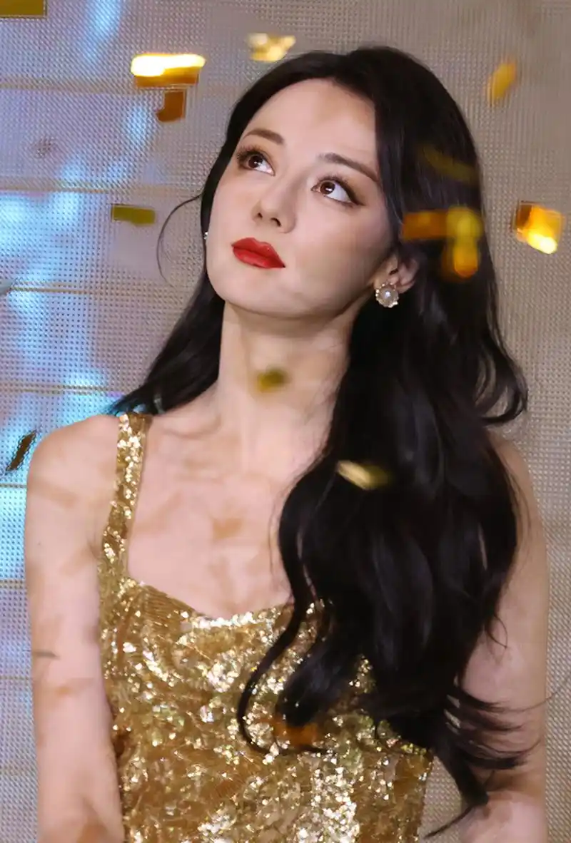 迪丽热巴的金色高定礼服,美死了!