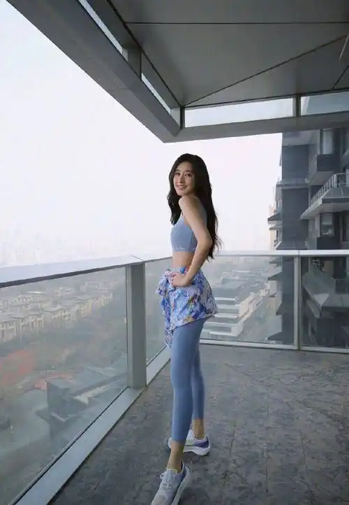 37岁张俪晒健身照,穿瑜伽裤大显身材曲线!