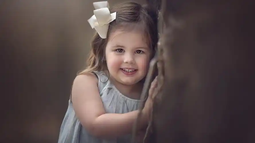 壁纸 微笑小女孩,孩子,墙壁,朦胧