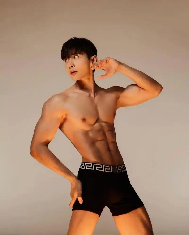 刚才:胸闷气短我快不行了 现在:我tm又行了#腹肌 #这谁顶 - 抖音