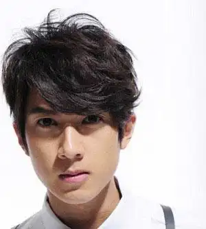 男生自然卷发发型图片青春帅气