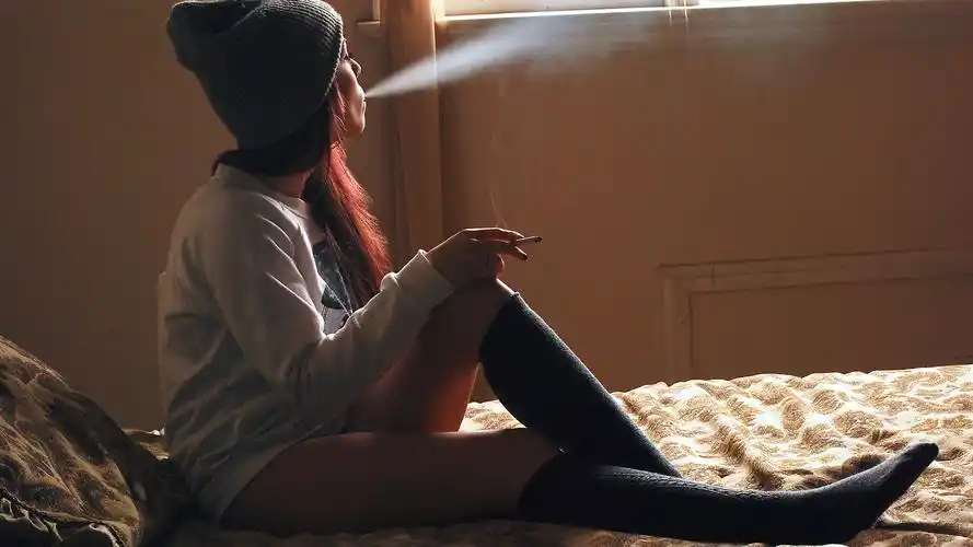 一个吸烟的女人