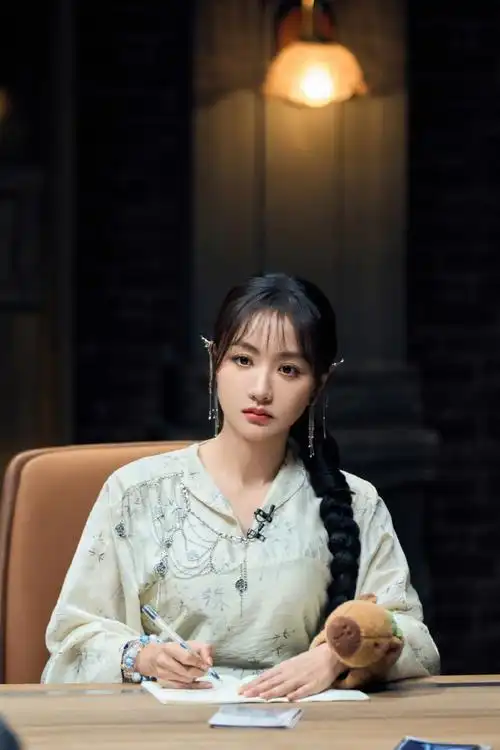 杨蓉超话「蓉巴拉」#大侦探#  在线解锁蓉巴拉@杨蓉高清剧照