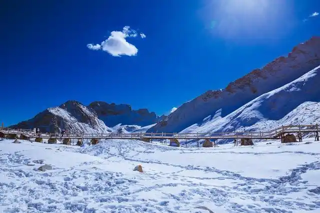 在四川的阿坝州黑水县,有一座全球海拔最低,面积最大,年纪最轻的罕见