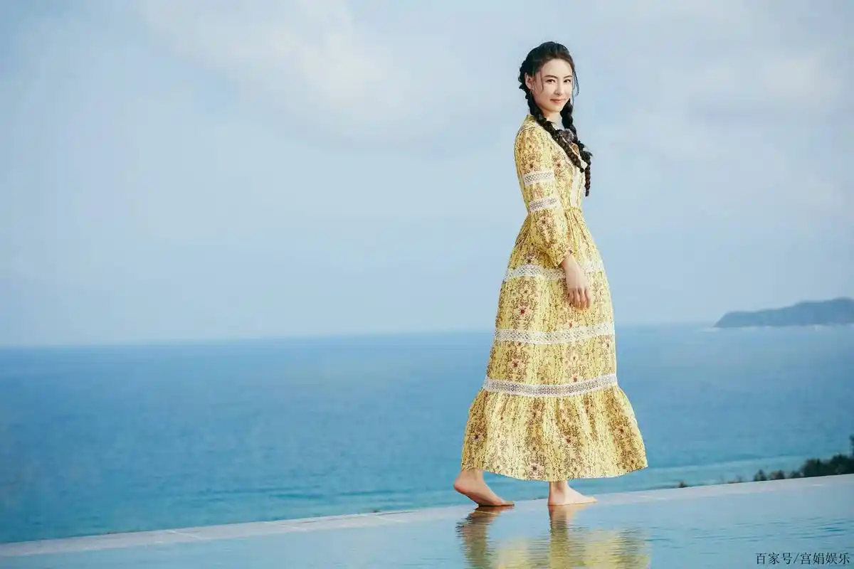 张柏芝穿淡黄长裙海边拍写真 扎双马尾清纯可人惹人怜