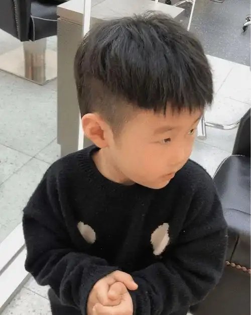 剪这种超短的发型,小男孩的头型一定要够标准,如果头型不够圆润饱满的