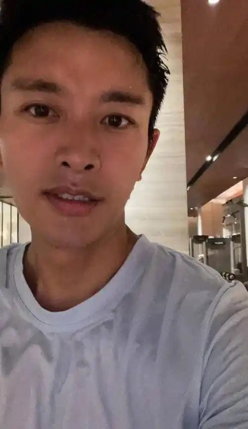 李小璐结婚纪念日更动态,贾乃亮剪头发回应,拒绝与其捆绑炒作!