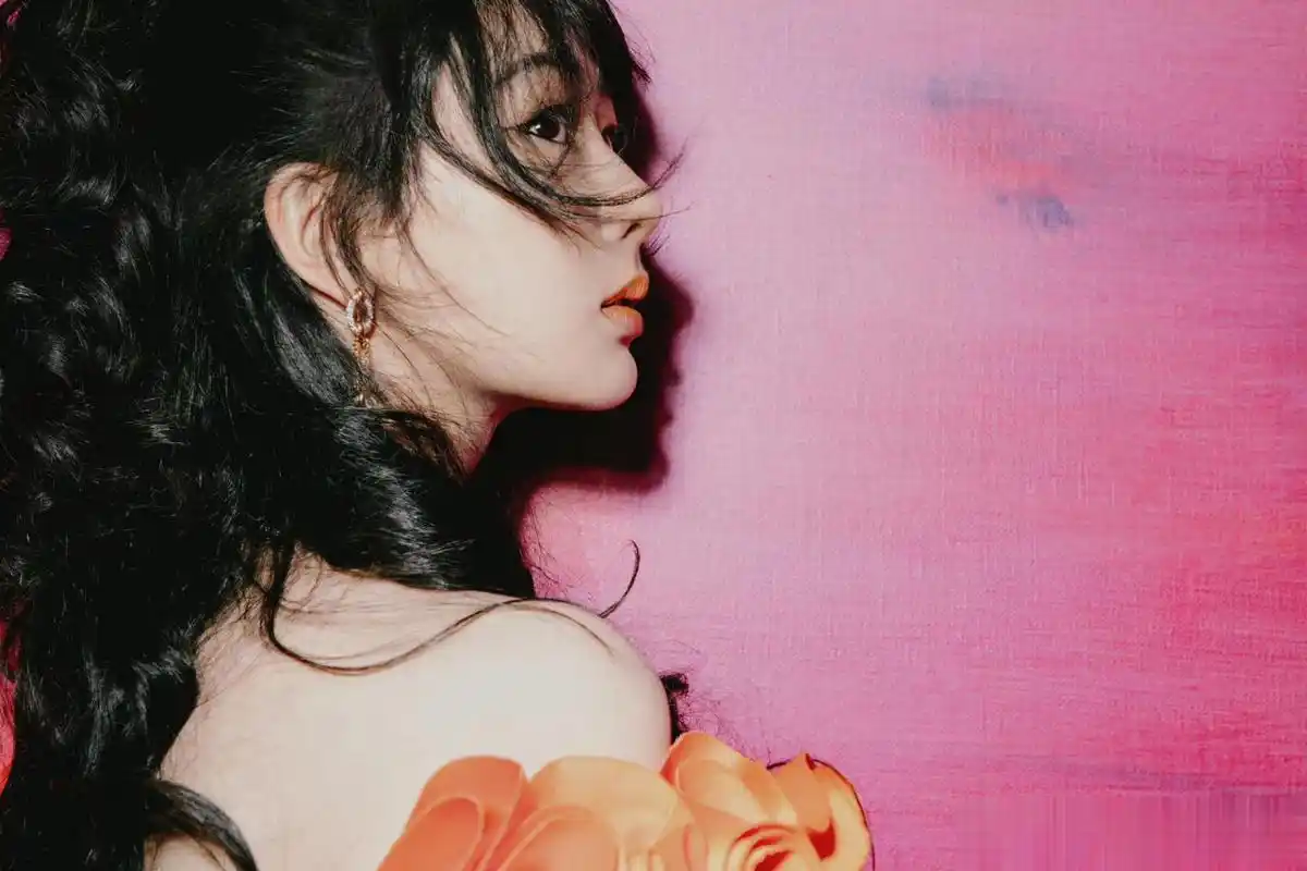 杨紫半扎大波浪  杨紫时尚芭莎年度派对造型图,橘色一字肩长裙 半扎大