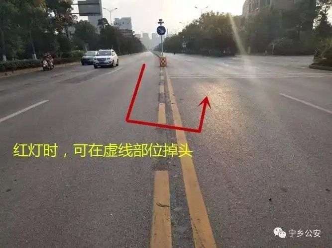 但同时该车道设置了一个掉头专用红绿灯,遵循信号灯>地面标线原则