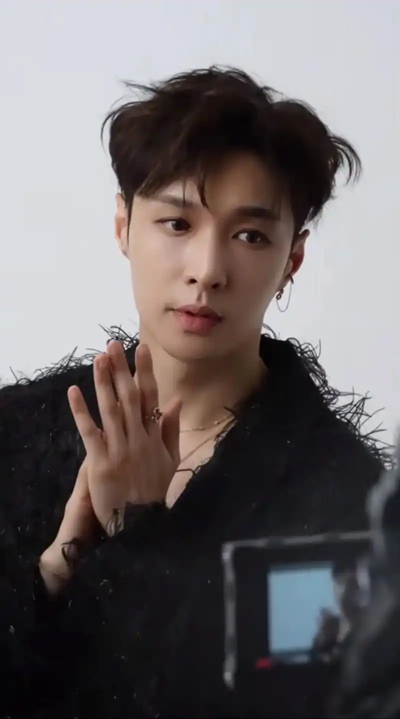 去掉粉丝滤镜,张艺兴是真的很漂亮 很白 很帅 很美 #张艺兴 - 抖音