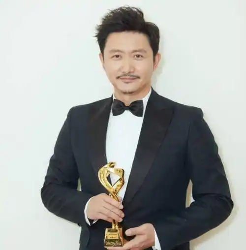 演员涂松岩:曾自曝被富婆追求,闪婚后将美貌妻子宠成了公主