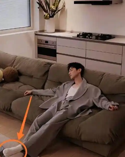 井柏然想去白敬亭家的浴缸泡脚,网友却担心白敬亭的脚有味儿_照片