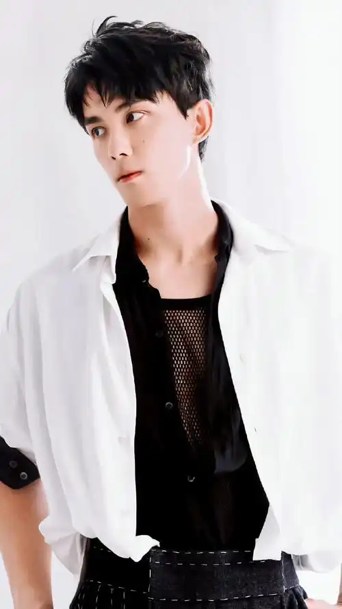 吴磊周雨彤时尚芭莎大片预告