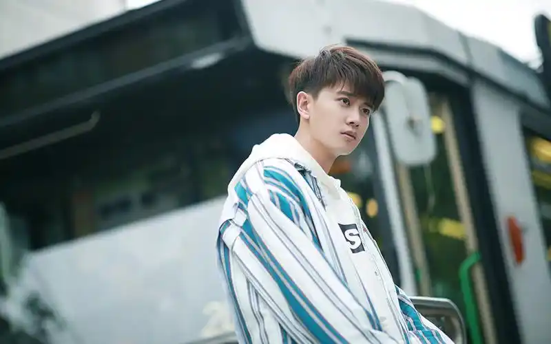 任嘉伦休闲帅气街拍图片电脑壁纸高清大图预览1920x1200_大陆明星下载