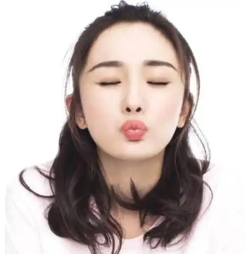 女星嘟嘴卖萌:赵丽颖软萌,热巴敢"自黑",45岁林志玲变少女