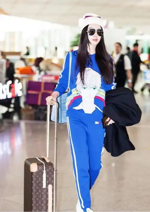 范冰冰机场造型难得接地气,针织运动套装配毛线帽,终于有亲切感|穿搭