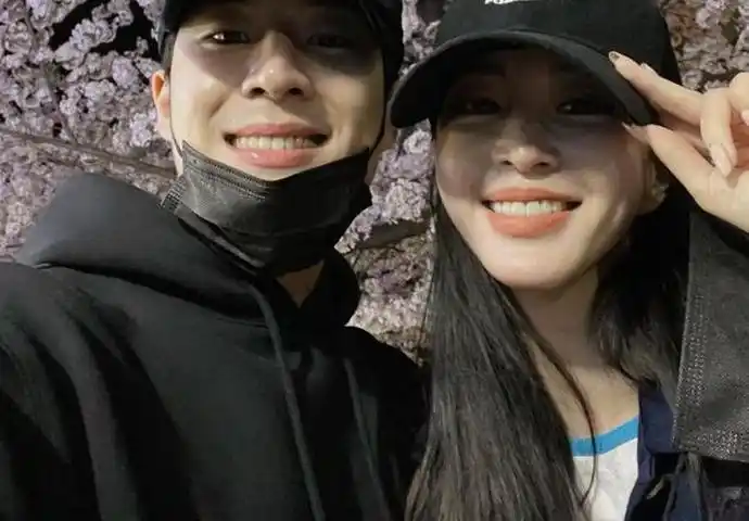 韩星韩艺瑟前不久才公开了恋情,但是现今关于韩艺瑟男友的瓜就出现了