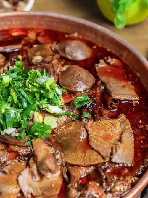 昆明霸道的路边摊,几百人晒着太阳吃火锅,老板买6套房送员工_汤锅_底