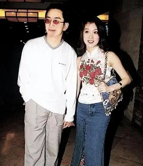 出人意料地公开了自己的婚姻喜讯,他的伴侣是比他年轻21岁的石洋子