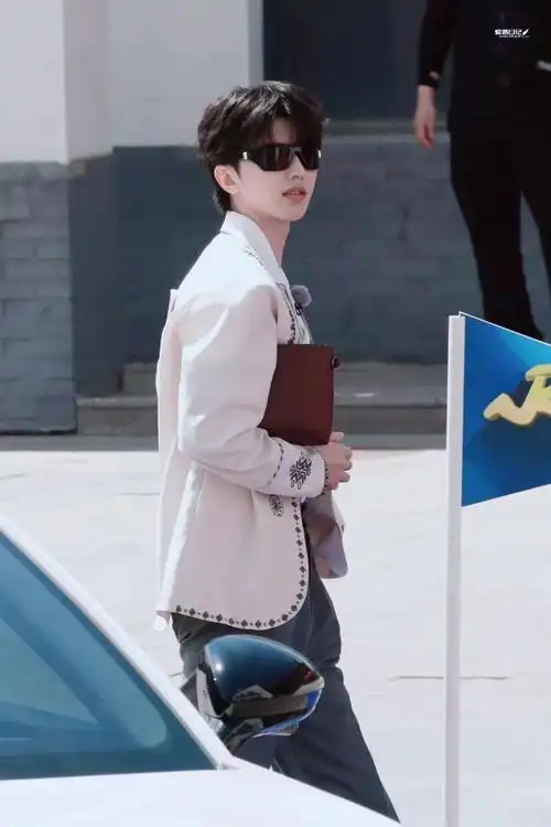 蔡徐坤墨镜一戴谁都不爱蔡徐坤墨镜腰夹小皮包妥妥大老板气场