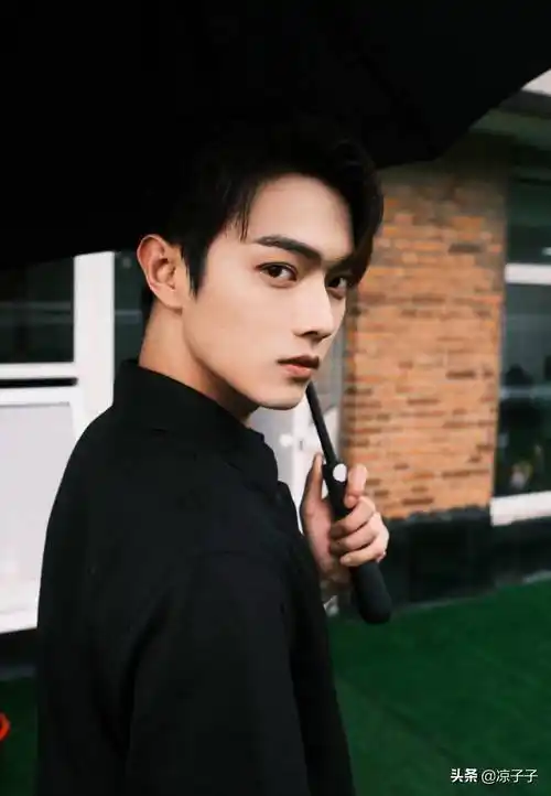 许凯妈妈许凯于1995年出生于广东深圳,虽然是一线城市,但他的家境一般