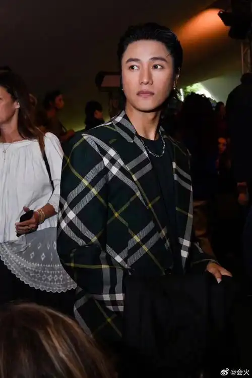 帐篷#陈坤真的是好绝一张脸……一身墨绿色西装搭配大背头简直a爆了!