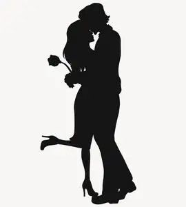 剪影情侣拥抱背景海滩海洋日出剪影两个浪漫的人拥抱和仰望后景巴晚