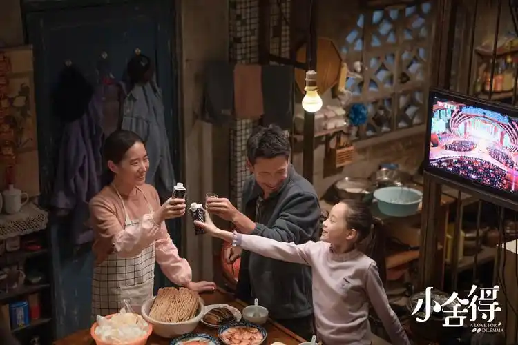 一部反映小升初题材的电视剧《小舍得》,最近播出后可以说引爆了社交