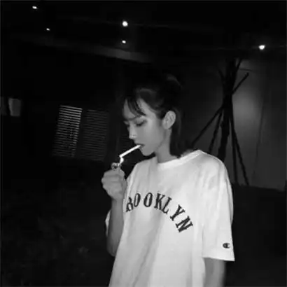 有点伤感超拽霸气黑白女生头像冷漠与冷酷共存的女人