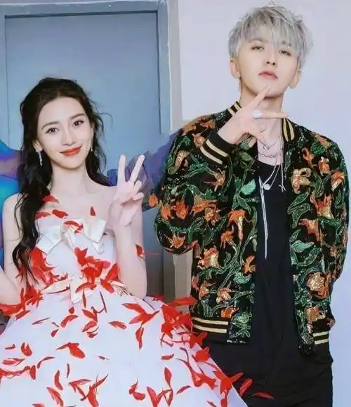 在看到蔡徐坤与angelababy两个人的姐弟cp超话中有这么多粉丝,足够能