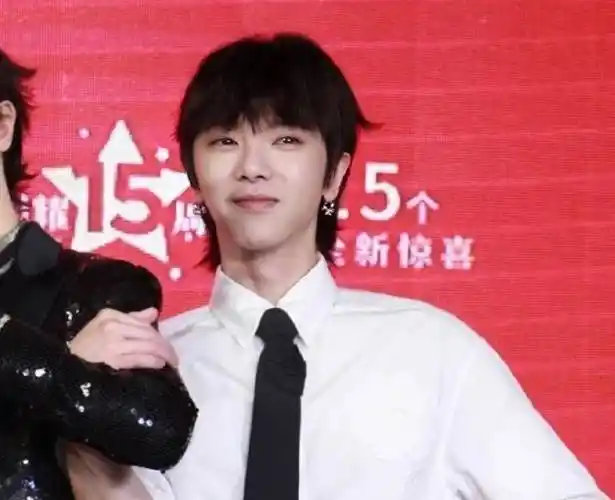 华晨宇入驻蜡像馆,真人假人站一起傻傻分不清,出镜时的脸成焦点_话题