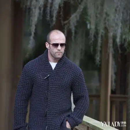 这种魅力把男性的独特的帅气放大到最大,再搭配完美的服饰,光头也可以