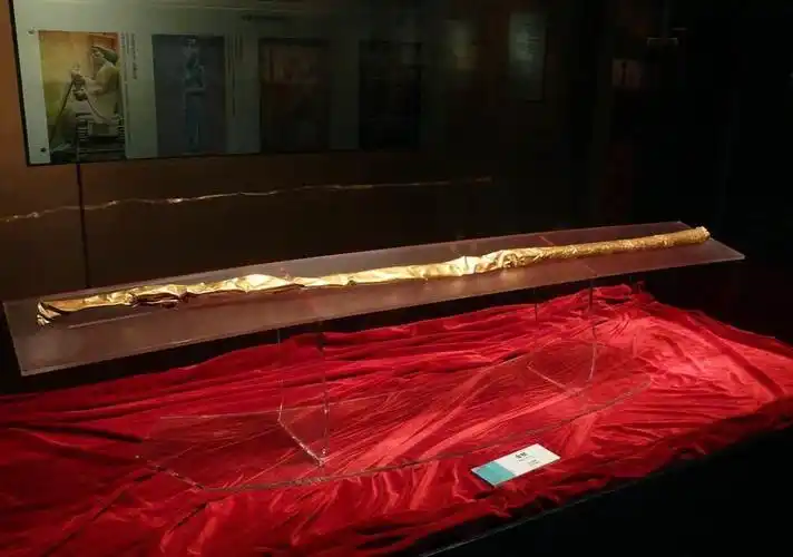 p>黄金权杖 /p> p>再者,碳14分析,三星堆文物历史可追溯到5000年前