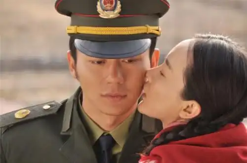 搜罗旧衣服演村帅李晨也是拼了