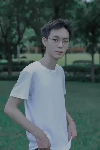 一组森系暗调男生写真