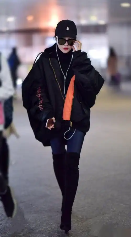 李小璐现身机场,黑超遮面潮范十足网红