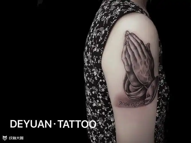 双手合十的纹身 内心深处永远有忘不了的人 无处安放 却又时时想起