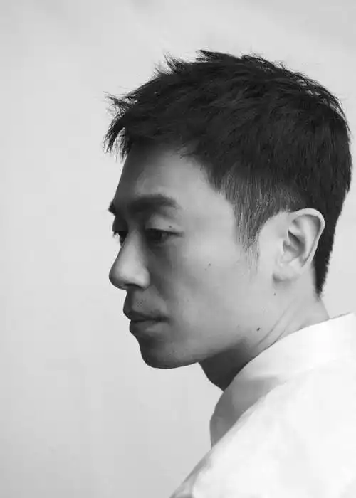 朱亚文简约写真黑白色调写满故事氛围