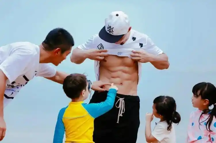 别看六块腹肌了.中秋节,高伟光喊你回家. .