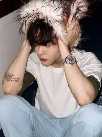 然后治愈我)内侧是祈祷之手@吃六颗水果糖:曾舜晞身上的纹身有什么