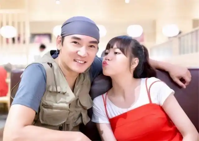 53岁焦恩俊晒照庆生,刮掉胡子年轻似小伙,与妻子冷战两年不离婚