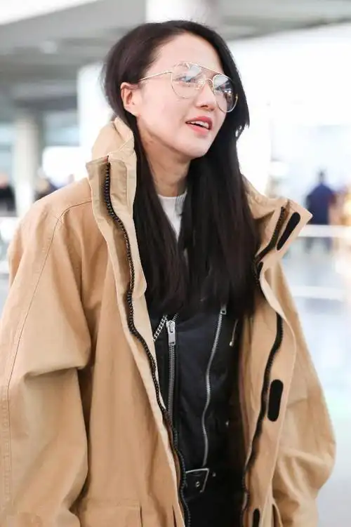 谭维维素颜现身机场清新自然脖子上疑有吻痕出现