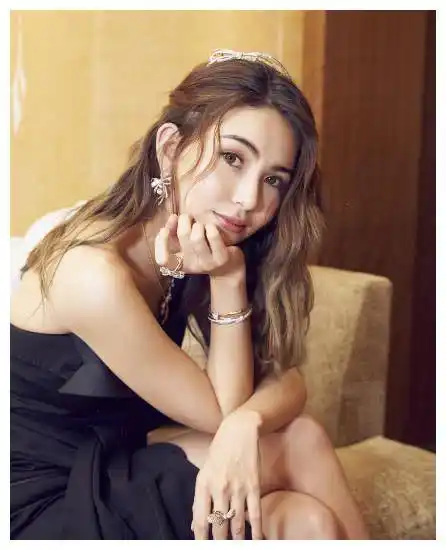 昆凌罕见晒美照,简单服装都难挡高颜值,周杰伦好眼力