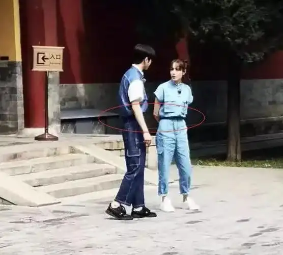 迪丽热巴同框蔡徐坤官方身高矮了15cm腰线位置却相差不大