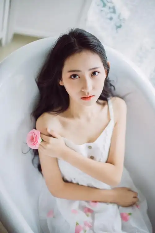 浴室少女肌肤白嫩很可人