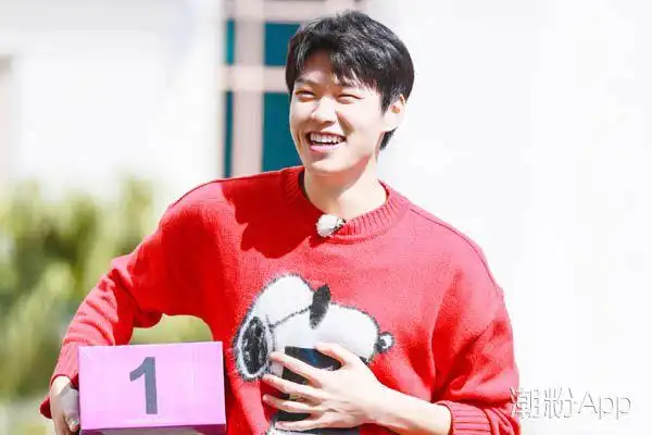 关键时候不能忘了白敬亭  魏大勋和鬼鬼吴映洁一起参加了不少综艺节目