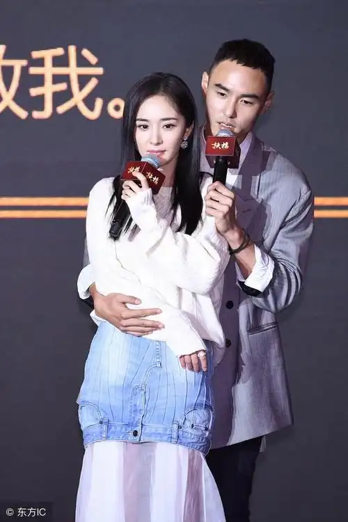 阮经天从背后抱住杨幂,都害羞了!刘恺威看了会不会哭啊!