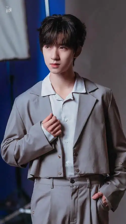 贺峻霖金丝眼镜造型好苏##贺峻霖 十八长翎破青空