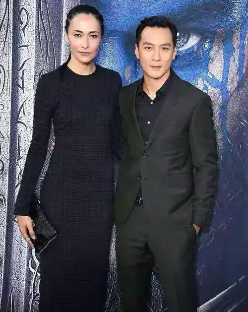 吴彦祖老婆lisas穿小黑裙身材纤细与老公牵手合照超甜蜜